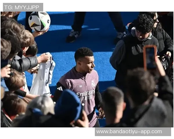 姆巴佩左膝不适与手指骨折仍执意出战展现求战决心