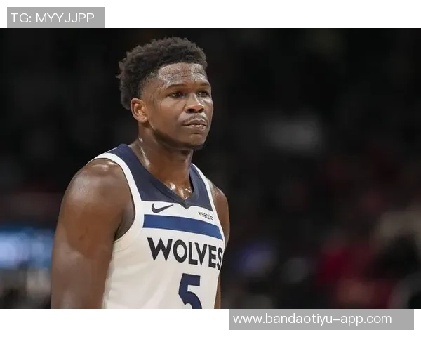 爱德华兹首节表现抢眼9投4中砍下12分并贡献前场板与防守数据